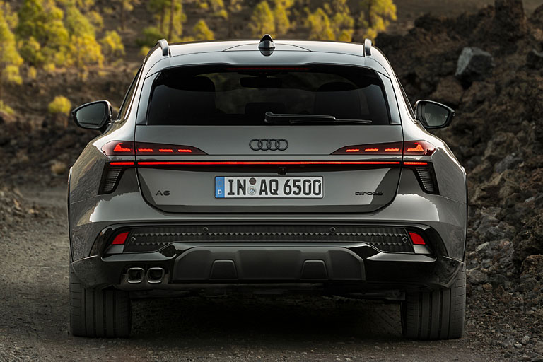 Mann ist der breit Mann: Die Karosserie hat Audi gleich elf Zentimeter breiter gezogen als beim schon recht fülligen normalen Avant