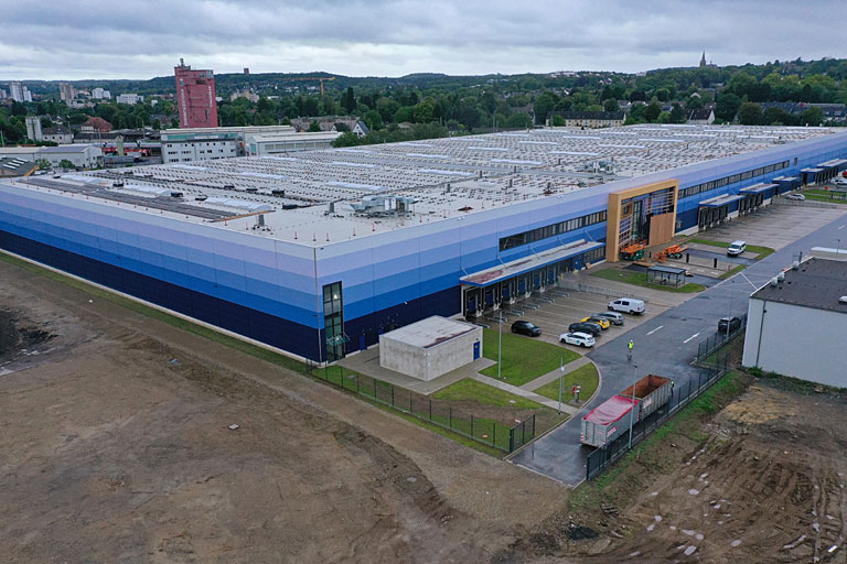 Renault hat am ehemaligen Hauptsitz in Brühl bei Köln ein neues Logistikzentrum eröffnet. Zwischen Grundsteinlegung und Einweihung sind nur 51 Wochen vergangen. Auf eine großflächige PV-Anlage wurde verzichtet
