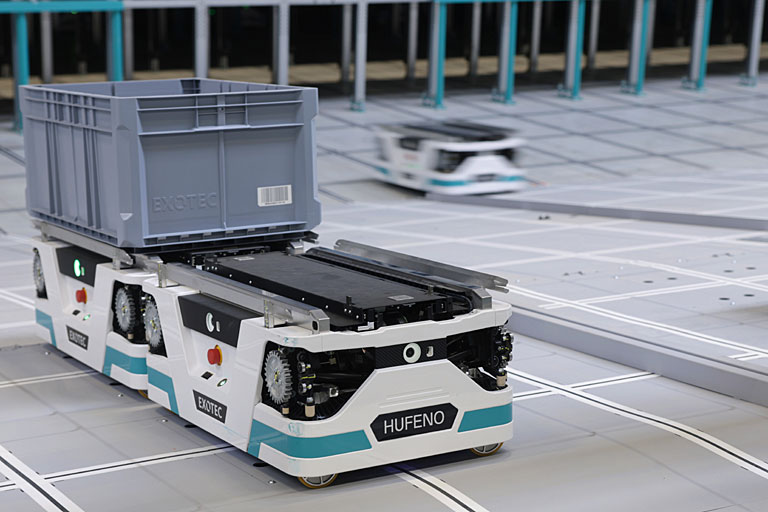 Natürlich wird im Lager autonom gefahren. Bis zu 1.600 solcher Behälter können pro Stunden verarbeitet werden