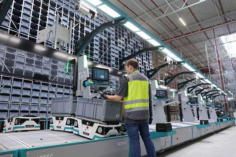 Die 140 Mitarbeiter müssen sich die Teile nicht mehr zu Fuß oder per Gabelstapler holen, sondern werden von Robotern beliefert