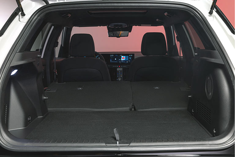 Der Kofferraum fasst 440 Liter (Verbrenner) bzw. 397 beim PHEV-Modell. Eine Durchlade gibt es nicht 