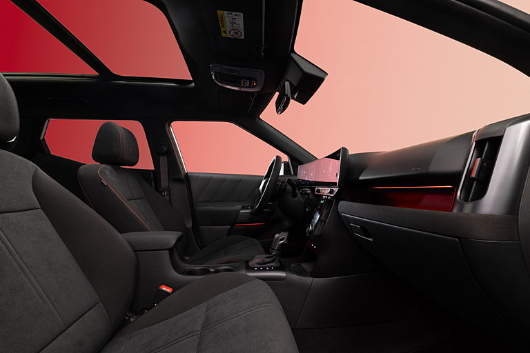 Blick ins Interieur: Deutlich modernisiert, mit echtem Panoramadach und vertikalen Luftausströmern