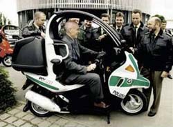Niedersachens Innenminister Bartling bei der bergabe der BMW C1 an die Polizei Hannover
