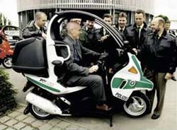 Niedersachens Innenminister Bartling bei der Übergabe der BMW C1 an die Polizei Hannover