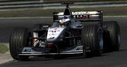 Mika Häkkinen im McLaren-Mercedes; Bild: DaimlerChrysler AG