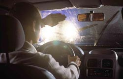 Schlechte Sicht, hier durch falsch eingestellte Scheinwerfer des Gegenverkehrs, sind ein nicht 
zu unterschätzendes Sicherheitsrisiko; Bild: Bosch