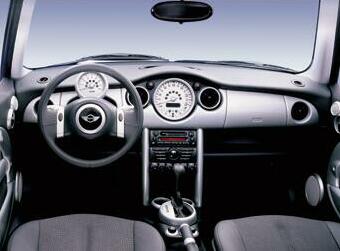 Wie beim legendren Vorbild: Auch der neue Mini hat einen Zentraltacho; Bild: BMW Group