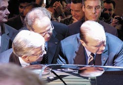 Der französische Staatspräsident besucht den BMW-Messestand auf der Mondial in Paris; Bild: BMW AG