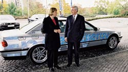 Vorfahrt im Wasserstoff-7er: Angela Merkel zu Besuch bei BMW; Bild: BMW AG