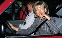 Doris Schröder-Köpf bei der Fahrzeugübergabe; Bild: Volkswagen AG