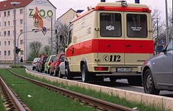 Fehlplanung: Im Einsatzfall keine Ausweichmöglichkeit auf die Schienentrasse | Bild: ADAC