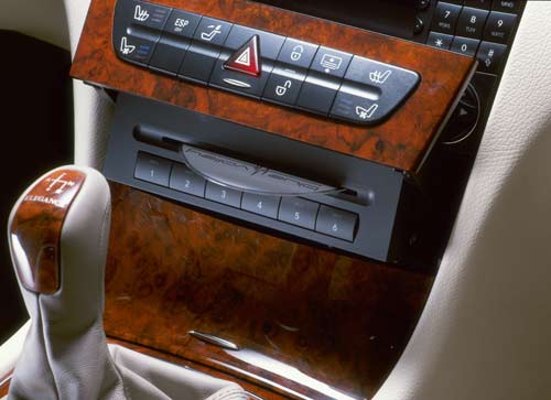 Die Schalterblende kann elektrisch hochgeklappt werden und gibt dann ein Fach oder den optionalen CD-Wechsler frei