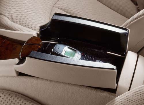 Serienmäßig: Armauflage mit gekühltem Fach