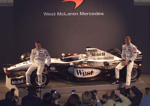 Kimi Rikknen und David Coulthard am neuen West McLaren Mercedes MP4-17