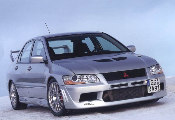 Bullige Frontansicht des Carisma GT Evo VII mit groen Lufteinlssen fr den Turbomotor