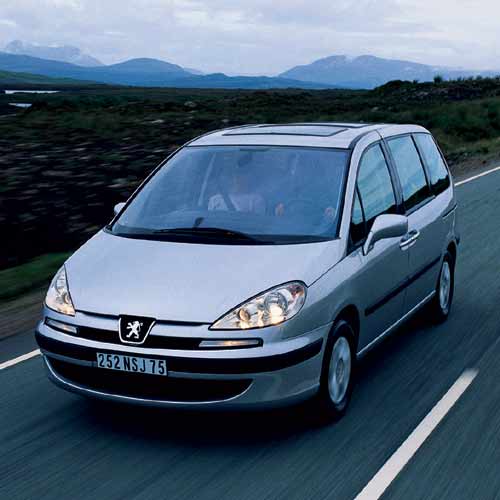 Gestreckte Silhouette und markentypische Front am Peugeot 807