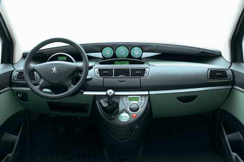 Das Armaturenbrett &ndash; ein zwischen den A-Säulen gespannter Bogen &ndash; wurde völlig neu interpretiert