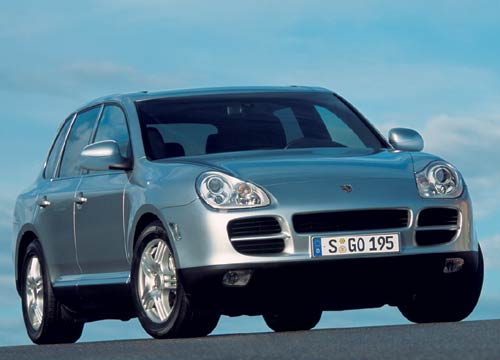 Der Cayenne S gibt sich von vorne schlanker als die Turbo-Version