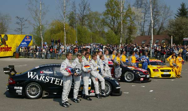 Gruppenbild mit rund 1.400 PS: Die Teams der Saison 2002