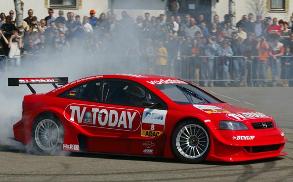 Opel Astra Coup V8 beim »Donut«-Contest