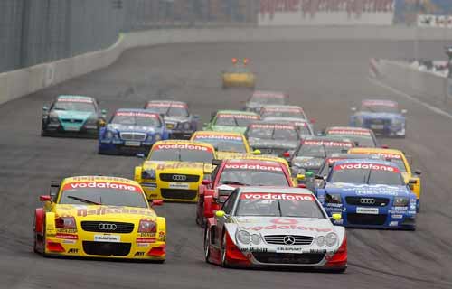 Start zum sechsten Lauf der DTM auf dem EuroSpeedway Lausitz. Der amtierende Meister Bernd Schneider (Mercedes-Benz CLK-DTM, rechts) setzt sich in Fhrung vor dem Tabellenfhrer Laurent Aiello (Abt-Audi TT-R)