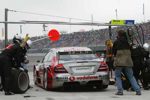 Der Sieger vom Lausitzring, Bernd Schneider (Mercedes-Benz), beim Boxenstopp