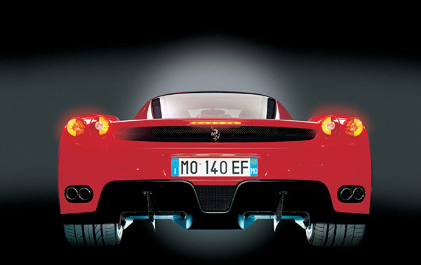 Das Enzo-Heck: Zwei gewaltige Diffusoren neben dem Getriebegehuse prgen das Bild