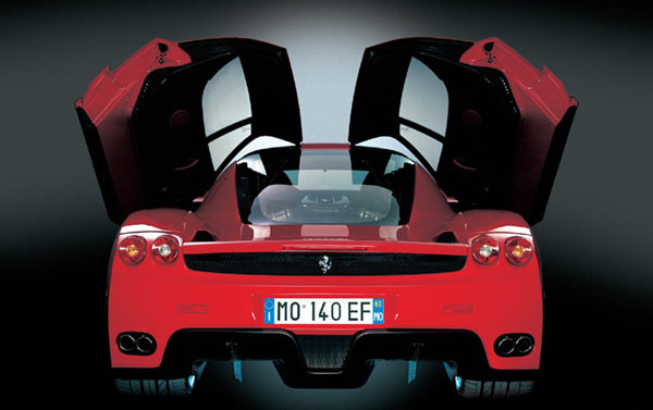 Nach schrg vorne ffnende Tren und ein glserner Rcken, »