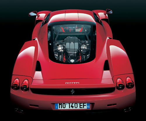 ... der auch den Blick auf die 660 edlen Pferdchen der 12 Zylinder freigibt