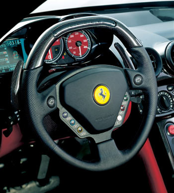 Mit den Paddeln hinter dem Lenkrad wird geschaltet. Cockpit-Displays nun auch bei Ferrari