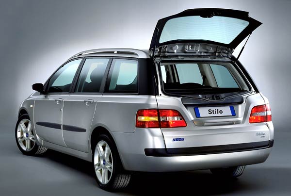 Wuchtiges Heck mit separat ffnender Heckscheibe und groem Griff: Fiat Stilo Station Wagon