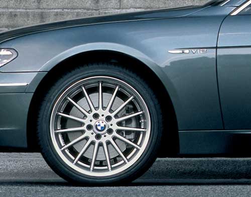 Die Topmodelle des BMW 7er geben sich uerlich u.a. am V12-Schriftzug am vorderen Kotflgel zu erkennen