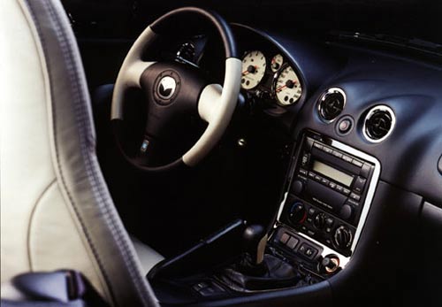Mazda MX-5 »Trilogy«: Helles Leder, Sportlenkrad von Nardi und Chromaccesoires