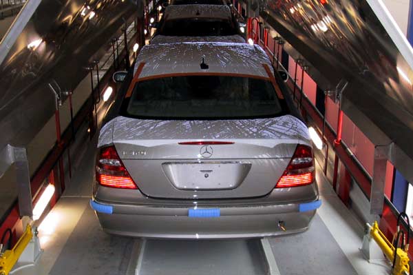 »E-Class in the Box«: Geschlossener Autotransportzug von DaimlerChrysler
