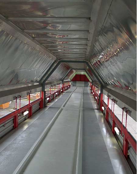 Blick in den leeren Autotransportzug