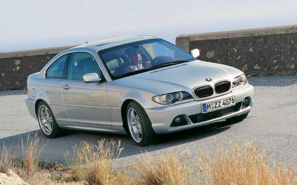 uerliches Erkennungsmerkmal des neuen 3er-Jahrgangs: Neue Frontschtze mit groen Lufteinlssen um die Nebelscheinwerfer bei Coup und Cabrio