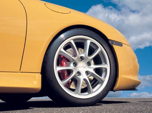 Bremsanlage mit Sechskolben-Festsattelbremse: Die Bremsscheiben der Vorderachse wurden um 20 auf jetzt 350 Millimeter Durchmesser vergrert