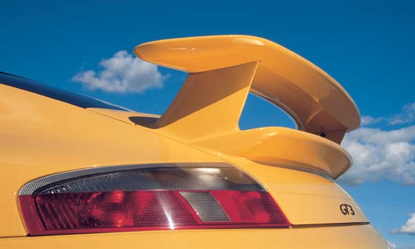 Der Heckflgel hat im Vergleich zum Vorgngermodell eine hhere aerodynamische Effizienz und erzeugt weniger Auftrieb bei gleichzeitig reduziertem Luftwiderstand