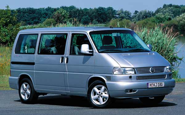 Der alte Multivan auf T4-Basis luft im April 2003 aus