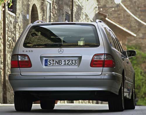 Der S210 hat erstmals geteilte Rckleuchten mit weniger stark ausgeprgter Riffelung