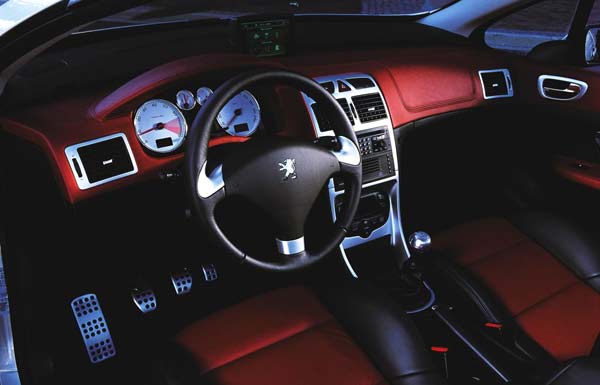 307 CC-Interieur: Groserien-Ambiente mit Chromapplikationen und (optional) Leder