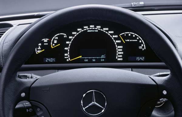 AMG-Tacho bis 360 km/h. Die Hchstgeschwindigkeit ist aber auf 250 km/h begrenzt