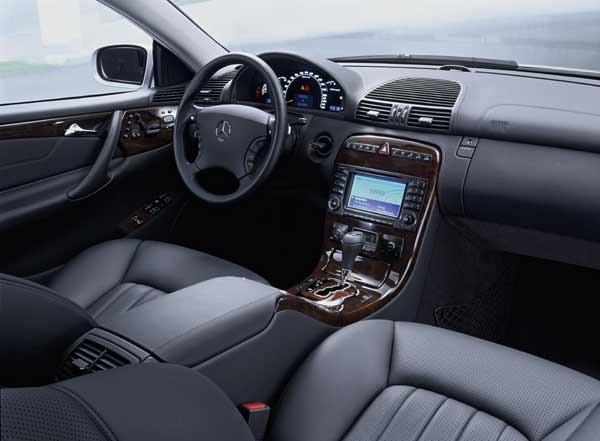 Vom Instrumenteneinsatz abgesehen hochwertig wirkendes Interieur mit viel Leder und Holz