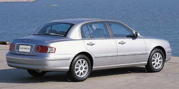 Das Opirus-Heck und die C-S�ule erinnern an amerikanisches Styling