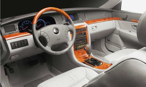 Hohes Armaturenbrett und ein Hauch von Luxus im Opirus-Interieur