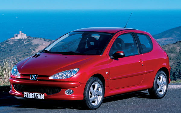 Klarglasscheinwerfer und Retuschen an Kühlergrill und Frontschürze kennzeichnen den neuen 206-Jahrgang