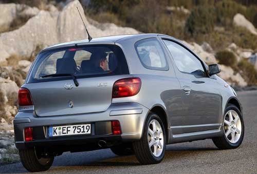 Bulligere Heckansicht mit Nebelschlussleuchten in der Heckschrze