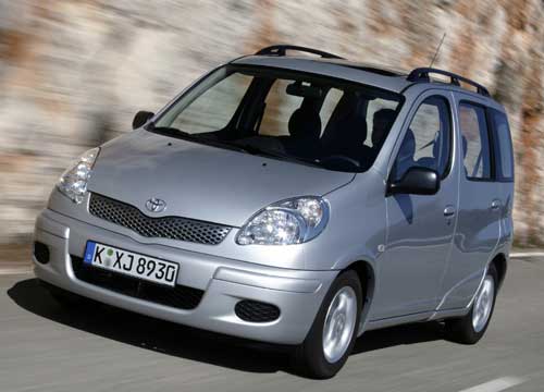 Auch der Yaris Verso wurde berarbeitet, u.a. an Scheinwerfern und Khlergrill