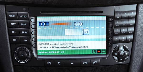 Die DVD-Bedienungsanleitung lsst sich auch im COMAND-System im Fahrzeug abrufen