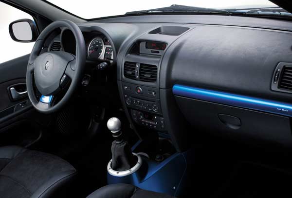 Interieur: Groserie-Ambiente mit diversen Applikationen und einem hochgesetzten Schaltknauf